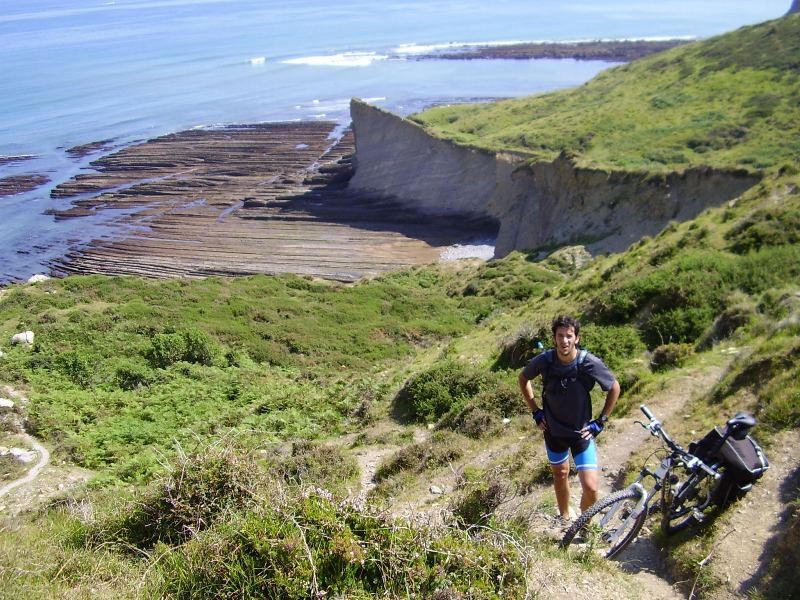 Tratando de conquistar los acantilados de flysch por un camino muy duro para la bici (foto J.Salvarredi)